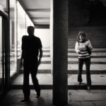 Mann und Frau auf Treppe am Gestade
