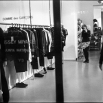 Schaufenster und Frau 2