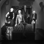 Schaufenster und Frau 1
